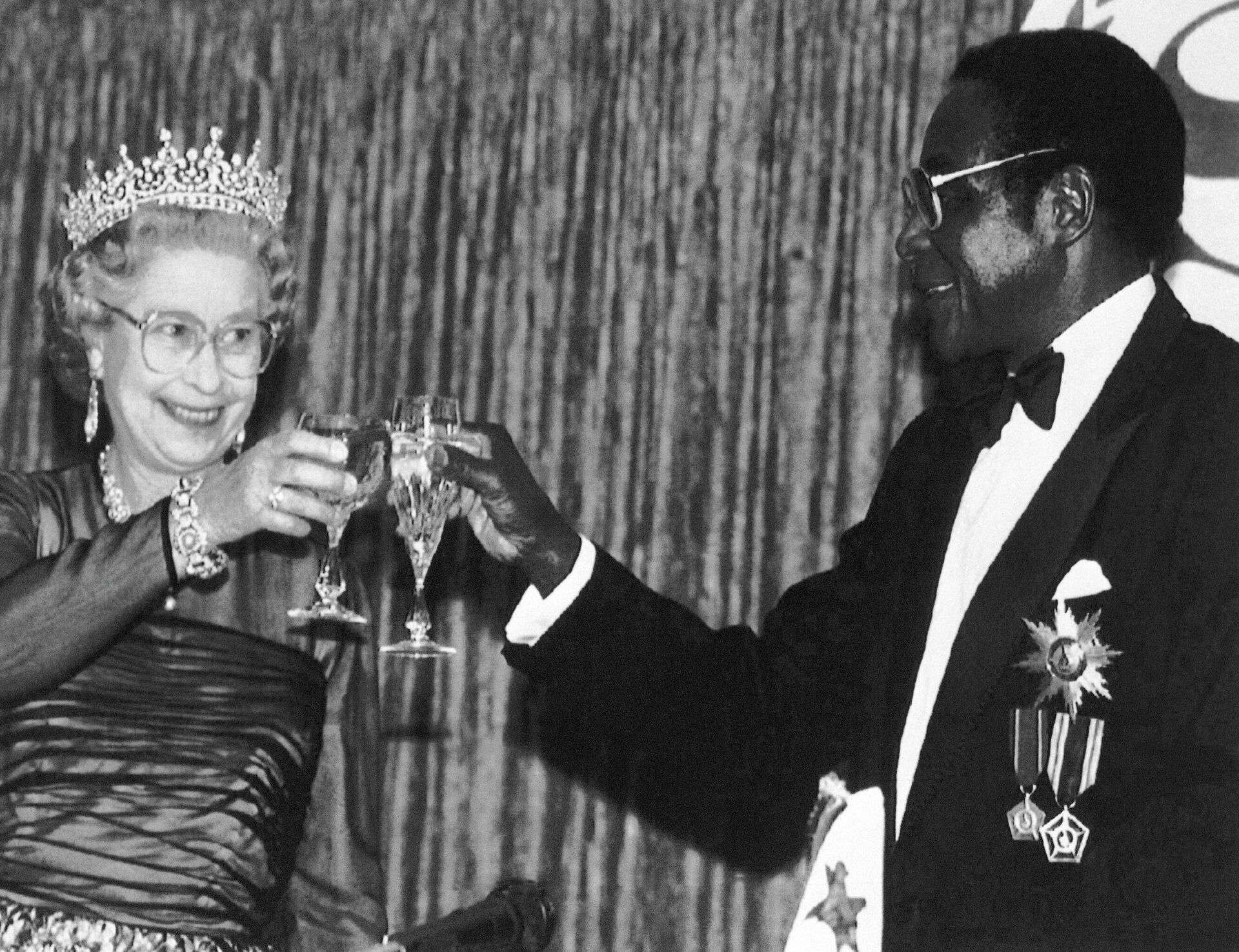 Britain's Queen Elizabeth II joins in a toast with President Robert Mugabe of Zimbabwe, during a banquet in the Queen's honor in Harare, Zimbabwe on Oct. 10, 1991, during her first visit since 1947. - Sputnik Afrique, 1920, 10.09.2022