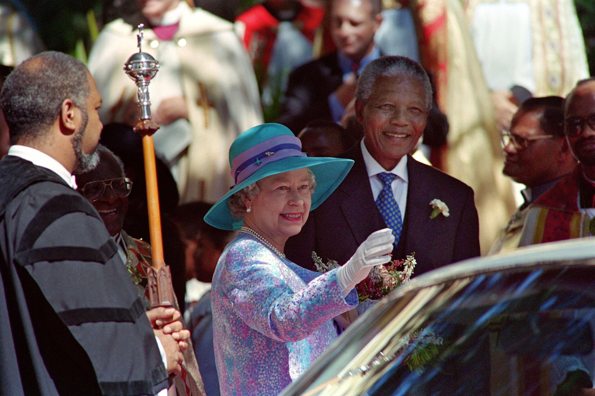 La reine Queen Elizabeth II et le président de l'Afrique du Sud, Nelson Mandela, le 21 mars 1995 au Cap - Sputnik Afrique, 1920, 10.09.2022