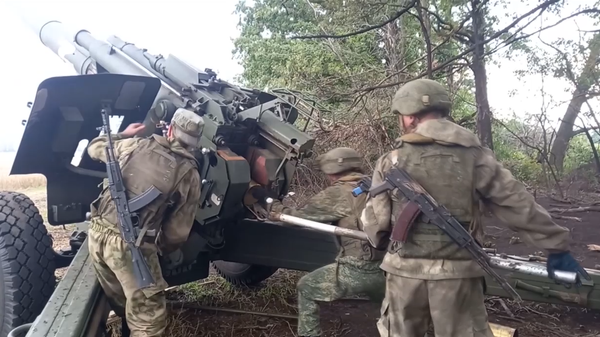 Une batterie d’artillerie russe d’obusiers automoteurs 2S19 Msta-S en Ukraine - Sputnik Afrique