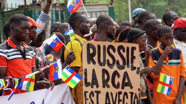 Les drapeaux de la Russie et de la République centrafricaine sont levés par des manifestants réunis à Bangui le 5 mars 2022 lors d'un rassemblement de soutien à la Russie. - Sputnik Afrique