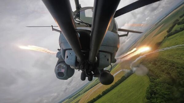 Un hélicoptère d'attaque Mi-35 en mission lors de l'opération spéciale russe - Sputnik Afrique