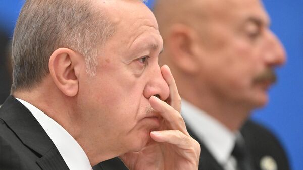 Le Président turc Erdogan fait un malaise en direct - vidéo