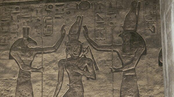 Ramses II couronné par les dieux Seth et Horus - Sputnik Afrique