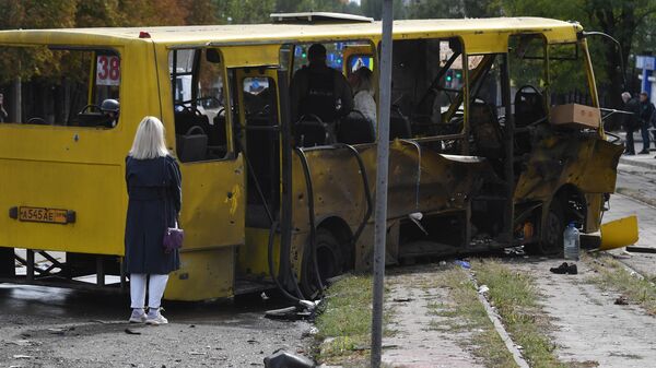Un bus à Donetsk détruit par le pilonnage de l'armée ukrainienne  - Sputnik Afrique