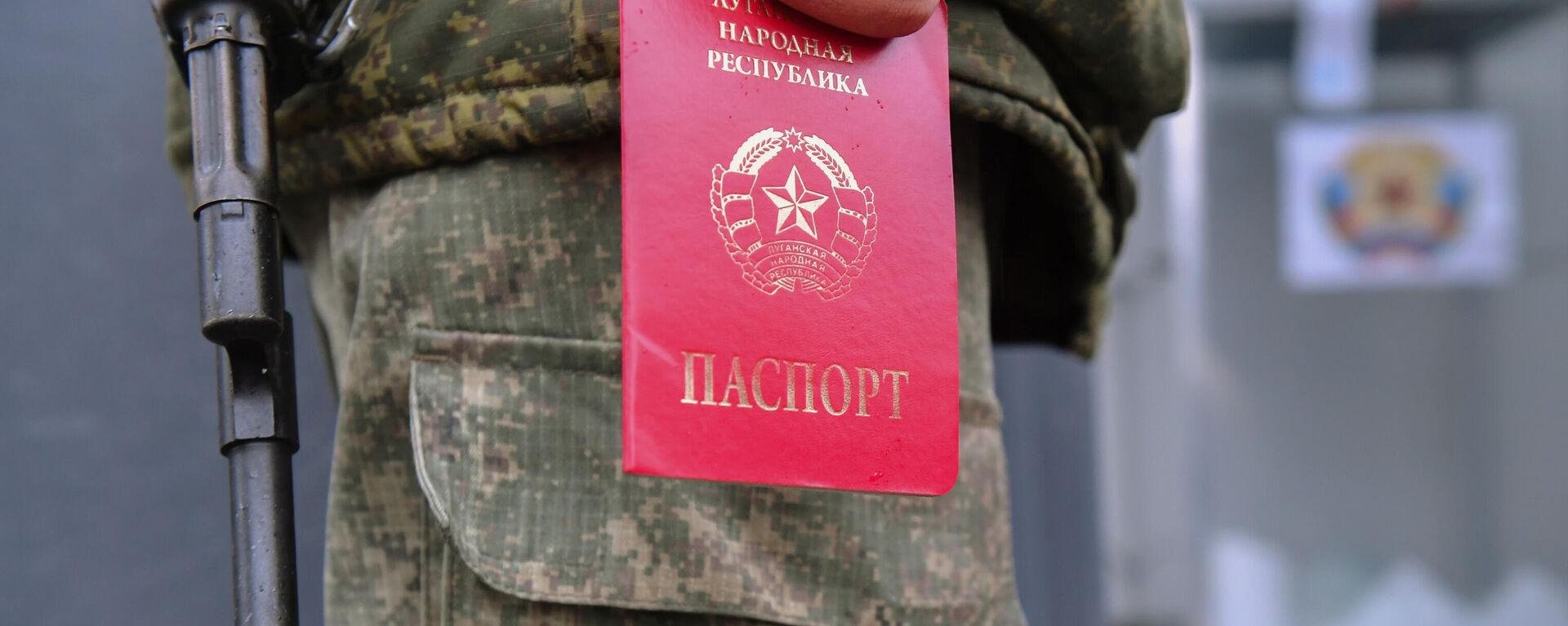 Un militaire de la milice populaire de Lougansk à un bureau de vote, le 23 septembre 2022 - Sputnik Afrique, 1920, 23.09.2022