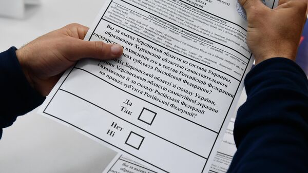 Un bulletin de vote en russe et en ukrainien dans la région de Kherson, le 23 septembre 2022 - Sputnik Afrique