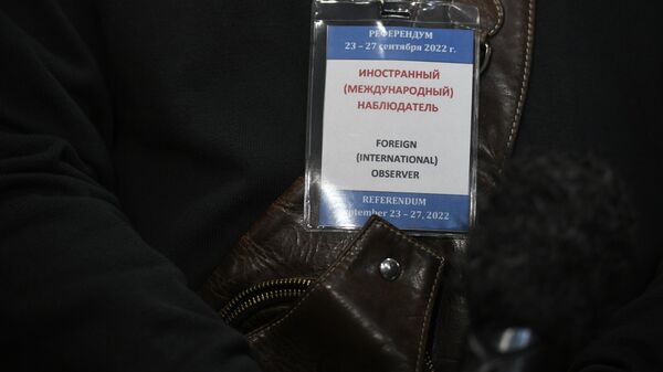 Le badge d'un observateur international des référendums sur l'adhésion des Républiques du Donbass, des régions de Zaporojié et de Kherson à la Russie - Sputnik Afrique