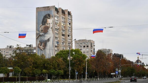 Marioupol décorée de drapeaux russes à la veille de la signature des accords sur le rattachement à la Russie de quatre nouvelles territoires - Sputnik Afrique