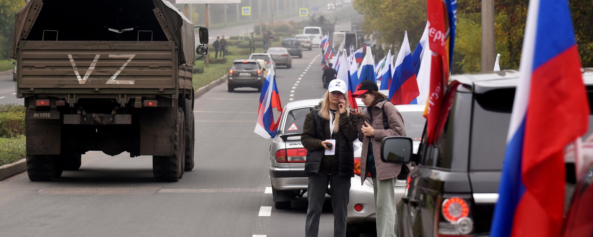 Des voitures ornées de drapeaux russes participent à la manifestation depuis Donetsk jusqu'au mémorial de Saur-Moguila, où aura lieu l'événement Nous rentrons à la maison - Sputnik Afrique, 1920, 30.09.2022