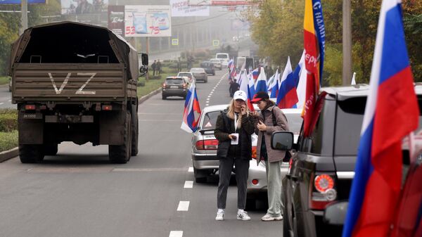Des voitures ornées de drapeaux russes participent à la manifestation depuis Donetsk jusqu'au mémorial de Saur-Moguila, où aura lieu l'événement Nous rentrons à la maison - Sputnik Afrique