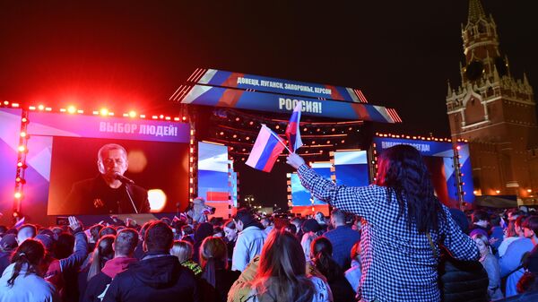 Vladimir Poutine participe à un concert sur la place Rouge après la signature des accords sur le rattachement des républiques de Donetsk et de Lougansk, des régions de Kherson et de Zaporojié - Sputnik Afrique