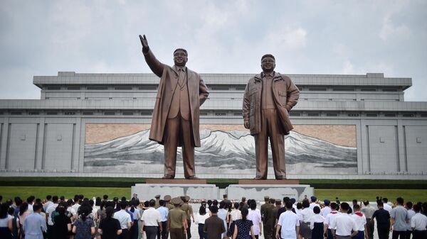 Les monuments des leaders nord-coréens Kim Il Sung et Kim Jong Il à Pyongyang  - Sputnik Afrique