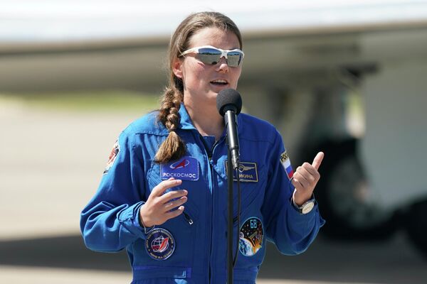 La cosmonaute de Roscosmos Anna Kikina s'adresse aux journalistes après son arrivée au Centre spatial Kennedy à Cap Canaveral, en Floride, le 1er octobre. - Sputnik Afrique