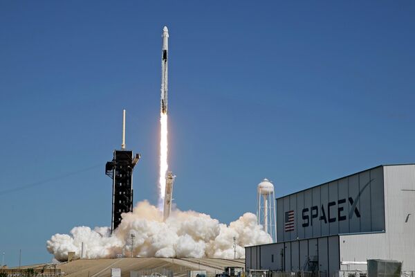 Une fusée SpaceX Falcon 9 transportant une capsule Crew Dragon décolle du Pad 39A au Kennedy Space Center à Cap Canaveral, en Floride, le 5 octobre 2022, pour une mission vers la Station Spatiale Internationale  - Sputnik Afrique