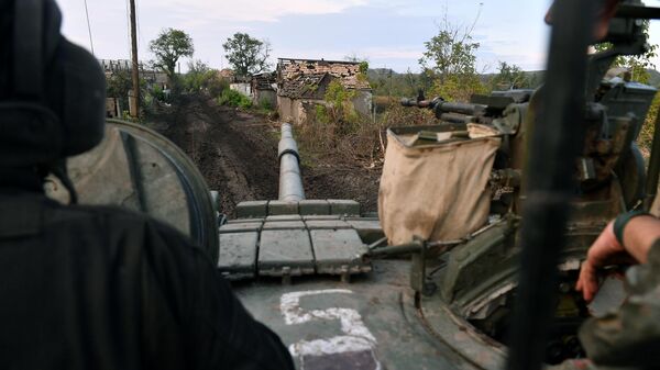 Un char T-80 lors de l'opération spéciale en Ukraine - Sputnik Afrique