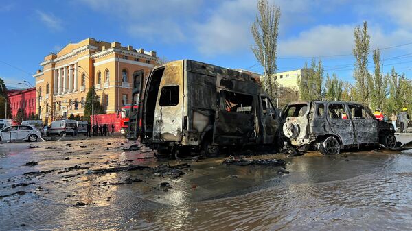 Des voitures endommagées par deux explosions le 10 octobre à Kiev, en Ukraine. - Sputnik Afrique