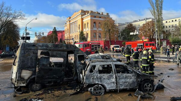Des secours à Kiev aprés les frappes russes du 10 octobre - Sputnik Afrique