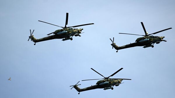 Des hélicoptères russes Mi-28N lors d'une répétition du Défilé de la Victoire 2022 (archive photo) - Sputnik Afrique