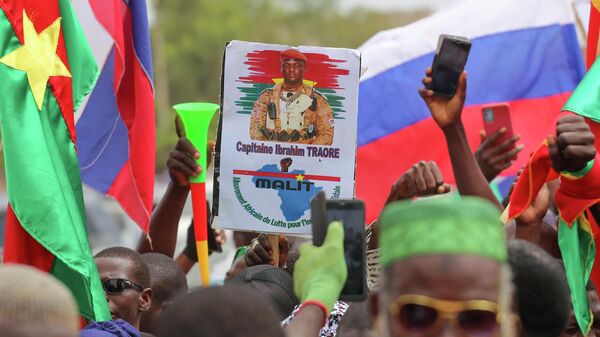 Les partisans du nouveau Président burkinabé Ibrahim Traoré - Sputnik Afrique