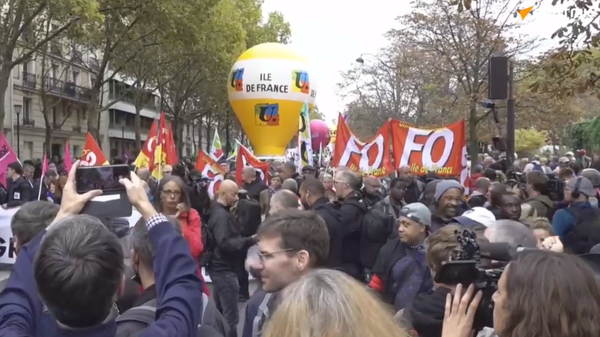 Grève générale: en direct depuis Paris où des manifestants protestent contre les réquisitions de grévistes et exigent la hausse des salaires - Sputnik Afrique
