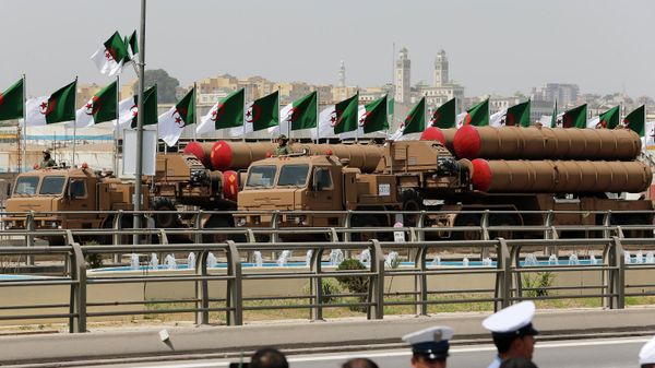 Des véhicules militaires lors d'un défilé pour marquer le 60e anniversaire de l'indépendance de l'Algérie, Alger, le 5 juillet 2022 - Sputnik Afrique
