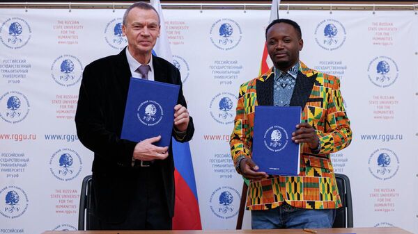Kwame T. Muzawazi signe un accord de coopération avec l’université d'État des sciences humaines de Russie - Sputnik Afrique
