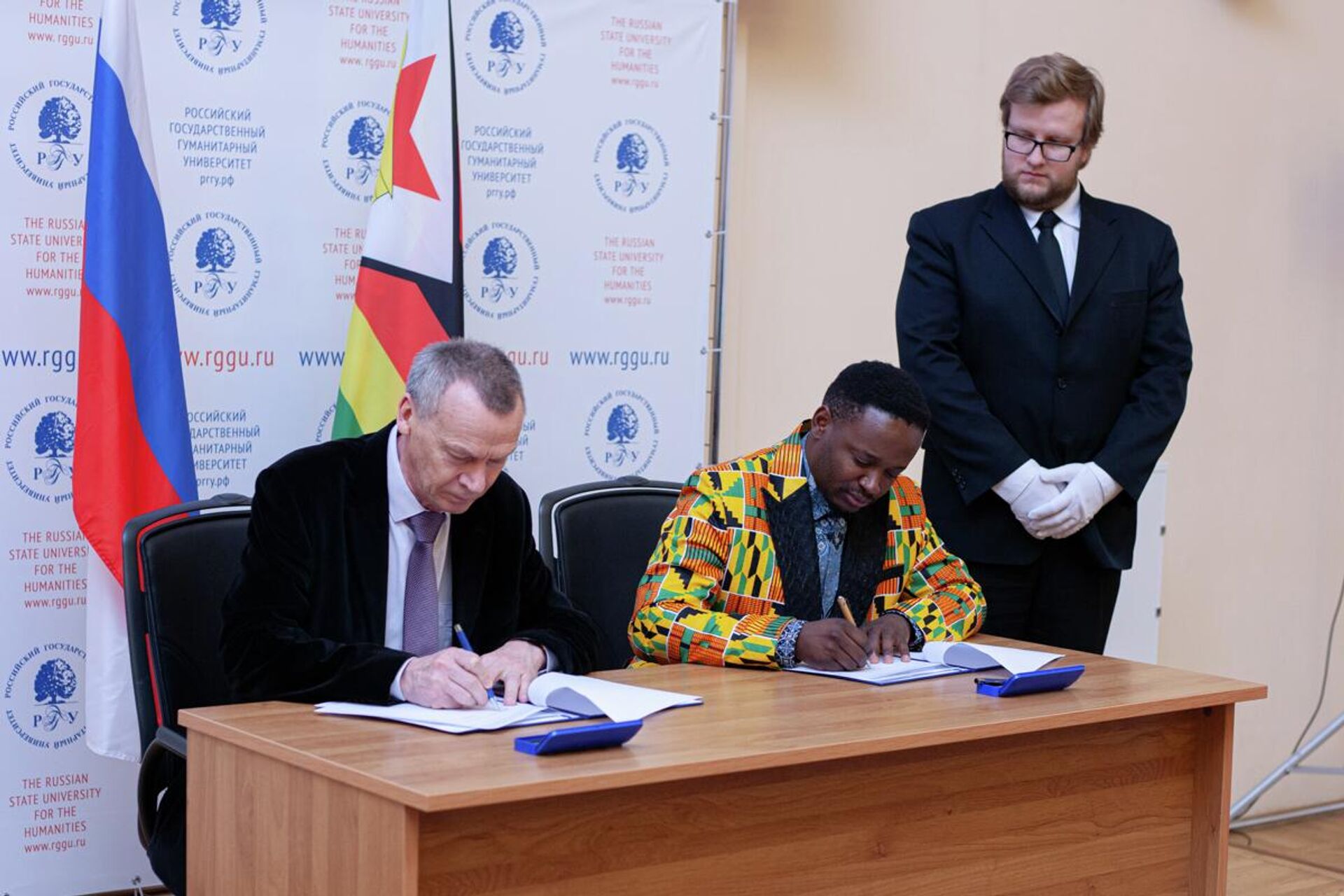 Kwame T. Muzawazi signe un accord de coopération avec l’université d'État des sciences humaines de Russie - Sputnik Afrique, 1920, 03.11.2022