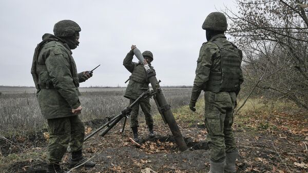 Des militaires russes chargent un mortier sur l'axe de Zaporojié - Sputnik Afrique