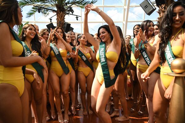 Les candidates au concours de beauté Miss Terre dansent lors d&#x27;une présentation à la presse à Manille, le 14 novembre 2022. - Sputnik Afrique