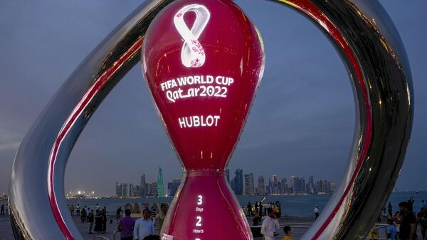 L'horloge officielle du compte à rebours indiquant le temps restant avant le coup d'envoi de la Coupe du monde 2022 à Doha, au Qatar. - Sputnik Afrique