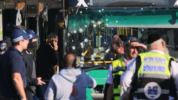 Les forces de sécurité israéliennes et des médecins se trouvent sur les lieux d'une explosion à un arrêt de bus qui a fait au moins sept blessés, dont deux grièvement, Jérusalem, le 23 novembre 2022 - Sputnik Afrique