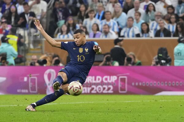 Le Français Kylian Mbappe inscrit son deuxième but en finale du Mondial 2022 face à l&#x27;Argentine. - Sputnik Afrique