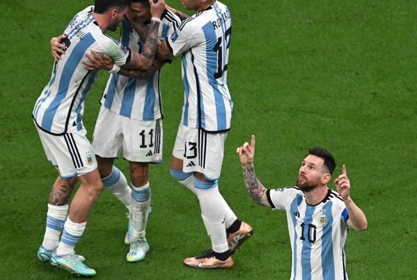 Les joueurs de l&#x27;Albiceleste célèbrent le but de Lionel Messi en finale du Mondial 2022 face à la France. - Sputnik Afrique