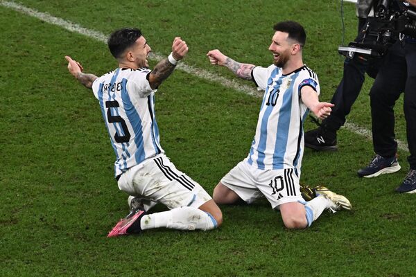 Lionel Messi et Leandro Paredes célèbrent la victoire de la sélection argentine contre la France en finale du Mondial 2022 au Qatar. - Sputnik Afrique