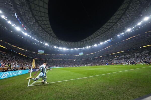 Lionel Messi tire un corner lors du match final de la Coupe du Monde contre la France. - Sputnik Afrique