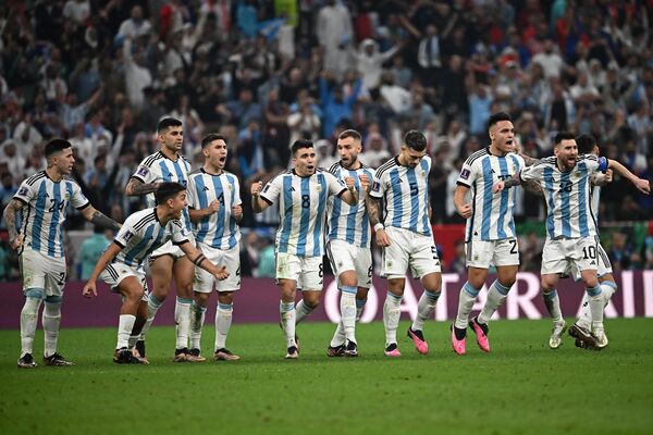 Les Argentins célèbrent un but de leur sélection aux tirs au but en finale du Mondial 2022 face à la France. - Sputnik Afrique