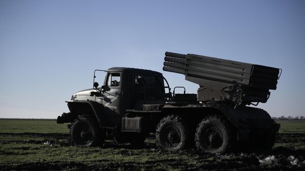 Un lance-roquettes multiple russe Grad anéantit des équipements et des soldats ukrainiens - vidéo