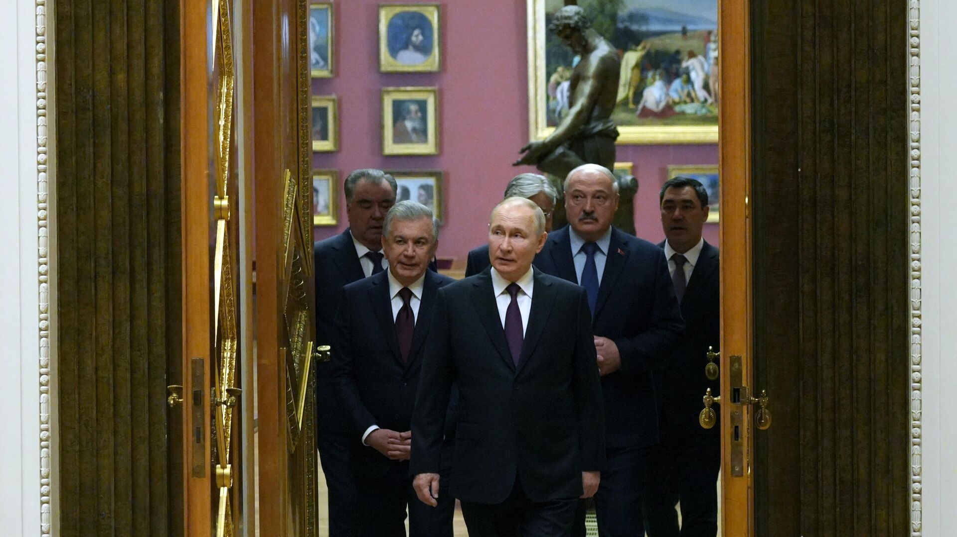 Vladimir Poutine et des participants au sommet informel des chefs d'État des pays membres de la CEI - Sputnik Afrique, 1920, 27.12.2022