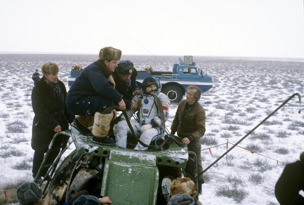 Moussa Manarov, membre d’un équipage conjoint soviéto-français, cosmonaute soviétique et ingénieur de vol, après son atterrissage à bord du vaisseau spatial Soyouz TM-6 à 180 km de la ville de Djezkazgan, en RSS du Kazakhstan. - Sputnik Afrique