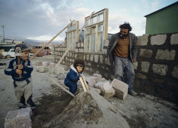 Construction de nouvelles maisons après le tremblement de terre du 7 décembre 1988 dans certaines parties du nord de la RSS d&#x27;Arménie. - Sputnik Afrique
