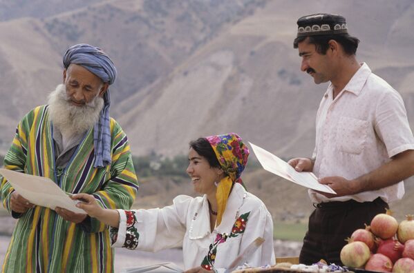 Des habitants de l&#x27;ancien village de Toutkaoul, République socialiste soviétique du Tadjikistan. - Sputnik Afrique