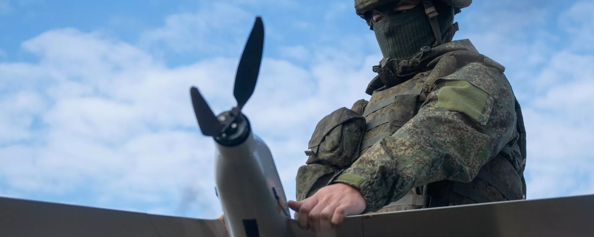 Un militaire russe lance un drone  - Sputnik Afrique, 1920, 28.12.2022