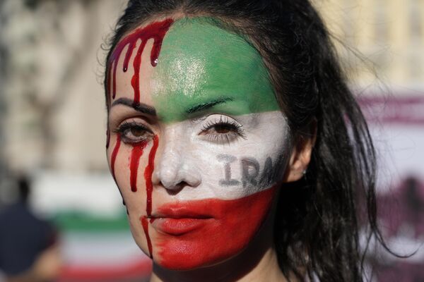 À la fin du mois d’octobre, la paix a été ébranlée par la mort d’une jeune fille kurde de 22 ans, Mahsa Amini, au poste de police de Téhéran, arrêtée pour port inapproprié du hijab. Cet événement a déclenché des manifestations dans de nombreux pays du monde et des émeutes en Iran. - Sputnik Afrique