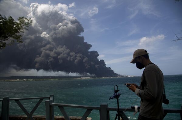 L’année passée a été marquée par de nombreuses catastrophes naturelles et d’origine humaine. Sur la photo: une énorme colonne de fumée s’élève de l&#x27;incendie du site de stockage de pétrole du port de la province de Matanzas, dans le nord de Cuba. - Sputnik Afrique