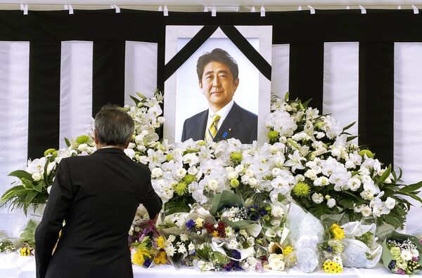 L’ancien Premier ministre japonais Shinzo Abe est décédé tragiquement le 8 juillet. Il a été mortellement blessé lors d’un discours à un rassemblement électoral dans la préfecture de Nara. - Sputnik Afrique