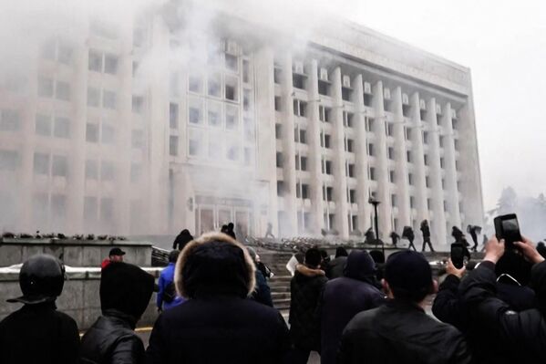 Début janvier, des manifestations antigouvernementales ont commencé au Kazakhstan, lesquelles ont rapidement dégénéré en émeutes, incendies criminels de bâtiments gouvernementaux et pillages. Les autorités ont perdu le contrôle de la situation. L’ordre a été rétabli avec l’aide du contingent militaire de l’OTSC. - Sputnik Afrique