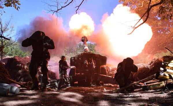 La bataille pour la ville de Popasnaïa dans la République populaire de Lougansk, qui s’est déroulée de mars à juin, est l’une des plus féroces de l’opération militaire spéciale russe. Sur la photo: des membres de la force populaire de la RPL tirent sur les positions des forces armées ukrainiennes depuis la périphérie de Popasnaïa. - Sputnik Afrique