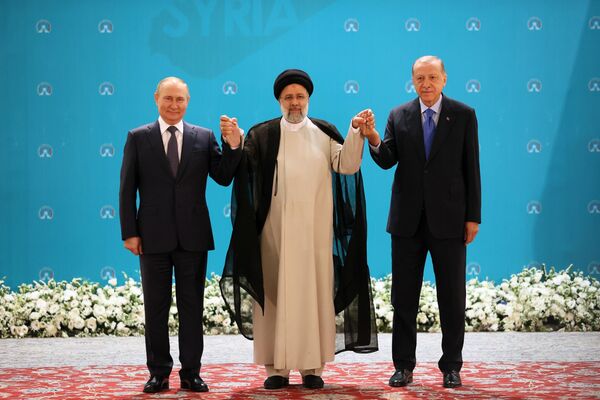 Cette année, il y a eu un rapprochement politique entre la Russie, la Turquie et l’Iran.  Sur la photo: Vladimir Poutine, le Président de l’Iran Ebrahim Raisi et le Président de la Turquie Recep Tayyip Erdogan (de gauche à droite) avant le début de la réunion des chefs d’État d’Astana - Garants du processus d’Astana pour promouvoir l’établissement syrien, 19 juillet 2022. - Sputnik Afrique