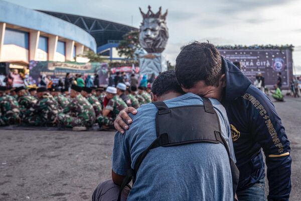 Le 1er octobre, une tragédie s’est produite dans un stade en Indonésie. Après un match de championnat national de football, les supporters de l’équipe perdante ont envahi le terrain. Après que la police a utilisé du gaz lacrymogène, il y a eu une bousculade dans laquelle 174 personnes sont mortes. - Sputnik Afrique