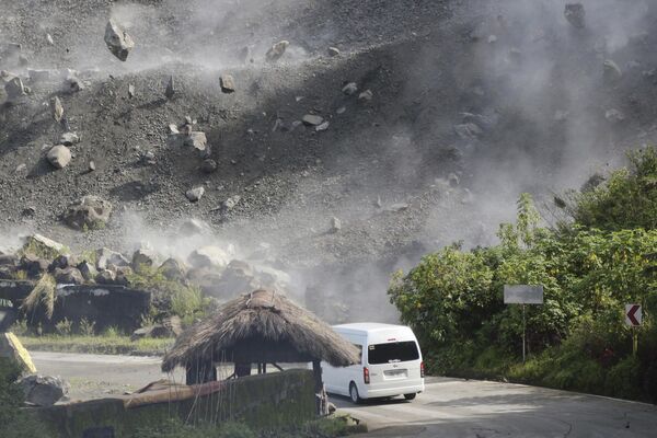 Le 27 juillet, un violent tremblement de terre de magnitude 7,0 a eu lieu aux Philippines sur l&#x27;île de Luzon. Onze personnes ont été tuées et plus de 600 blessées. Plus de 35.000 maisons et autres bâtiments ont été détruits ou endommagés. Sur la photo: chute de pierres lors du tremblement de terre sur l&#x27;île de Luzon, aux Philippines. - Sputnik Afrique